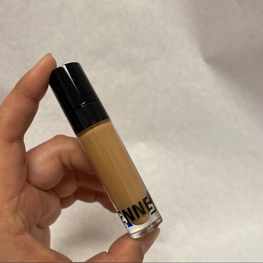 KYLIE COSMETICS AMBER concealer
